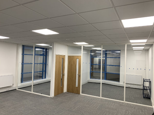 Sound Insulated Demountable Glass Partitions For Coversure Image 1