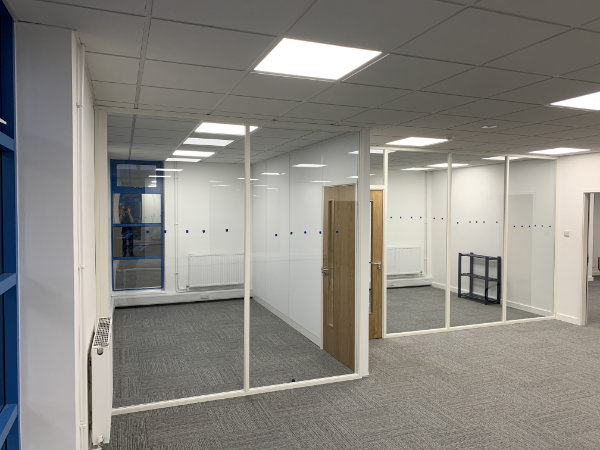 Sound Insulated Demountable Glass Partitions For Coversure Image 2