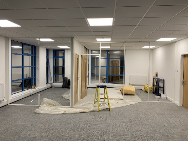 Sound Insulated Demountable Glass Partitions For Coversure Image 3